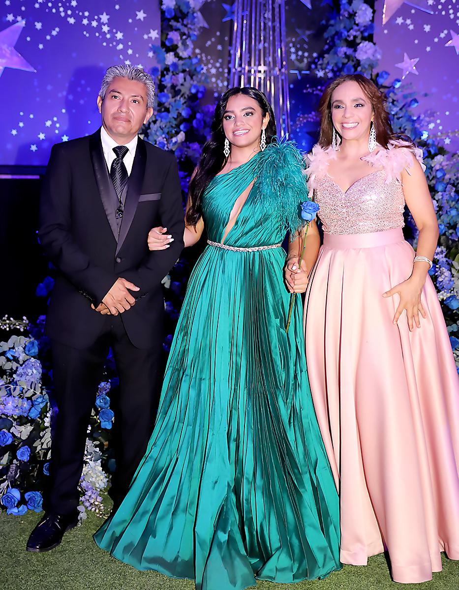 Daniel y Jimena Sánchez con Rosibel Cruz
