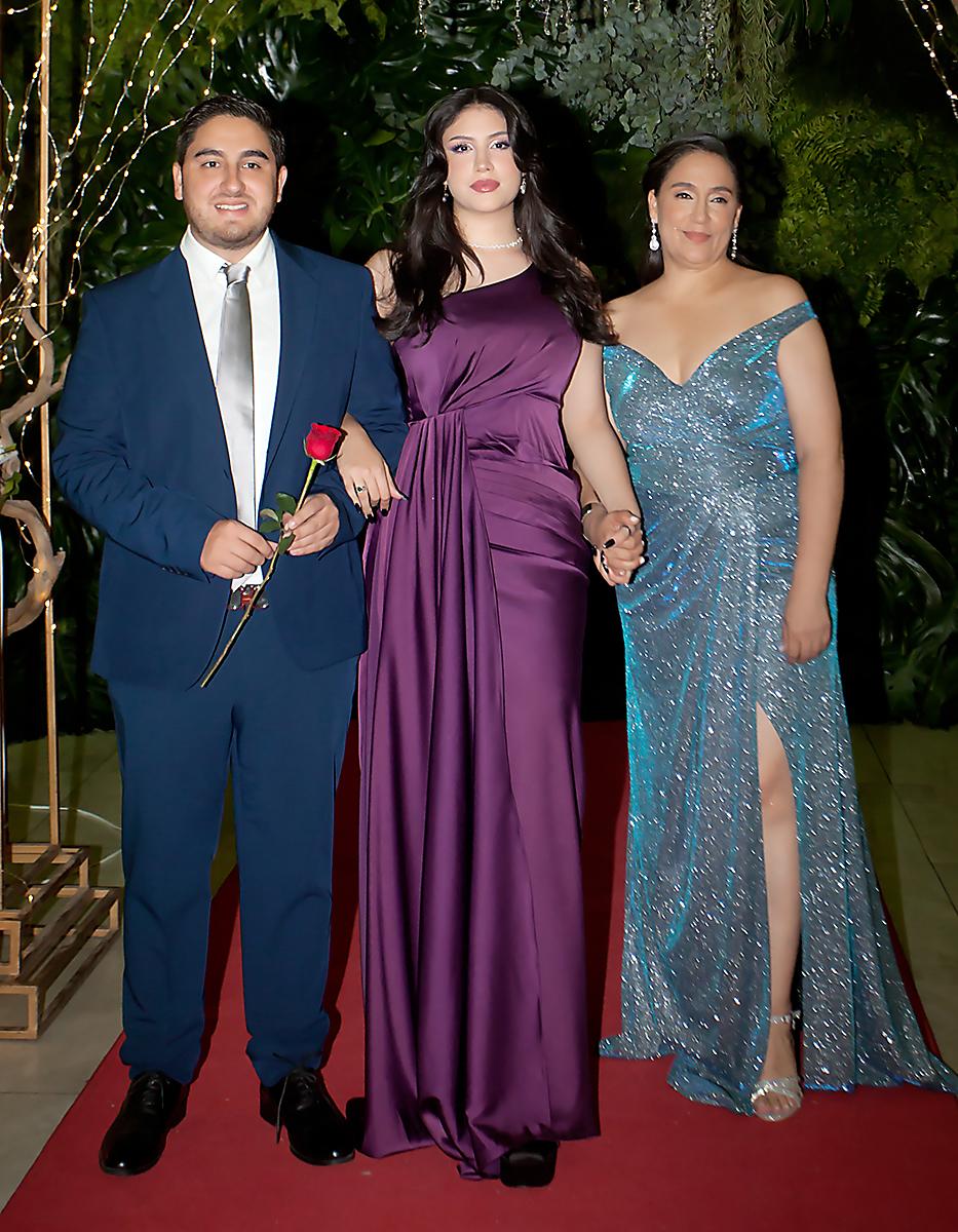 Marianna Fajardo con sus padres.