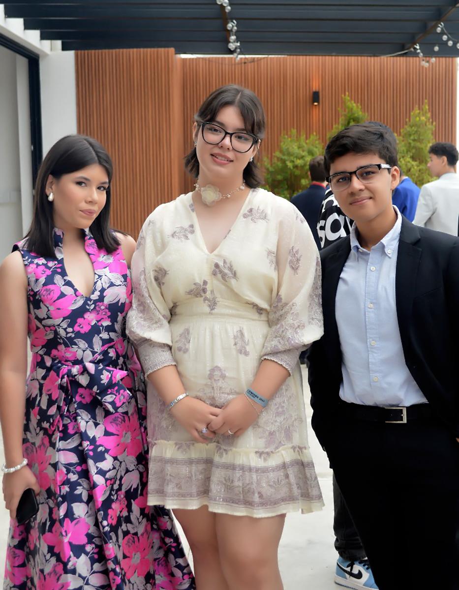 Valeria Canales, Irma Valle y Ricardo Cocoy.