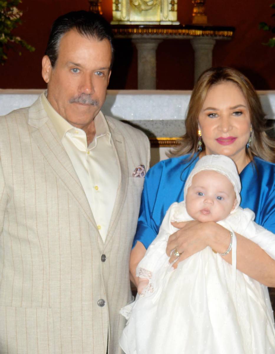 Los abuelos Dalton y Doris Barrosse con su nieto Dalton John.