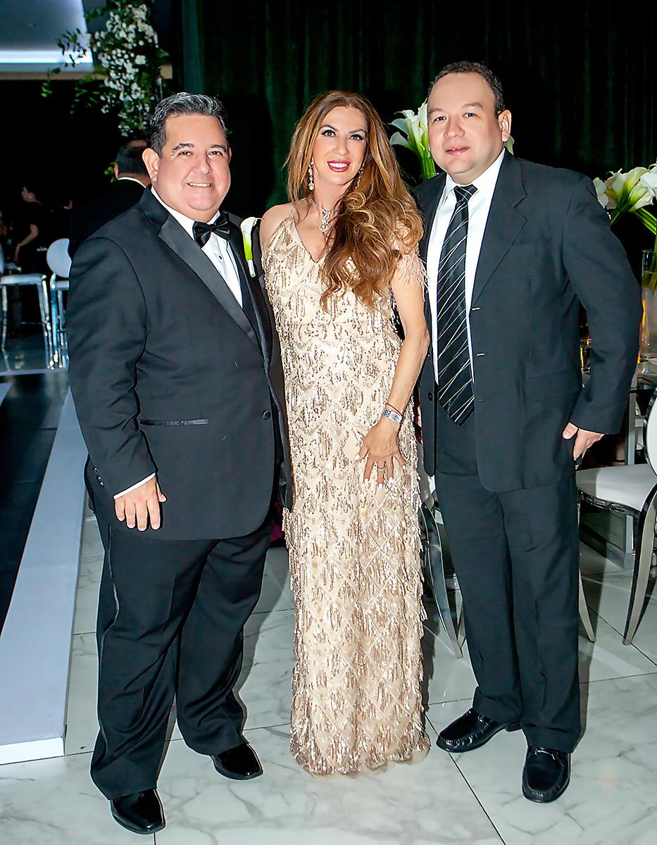 Geovani y Carmen Chahín con Miguel Urbina