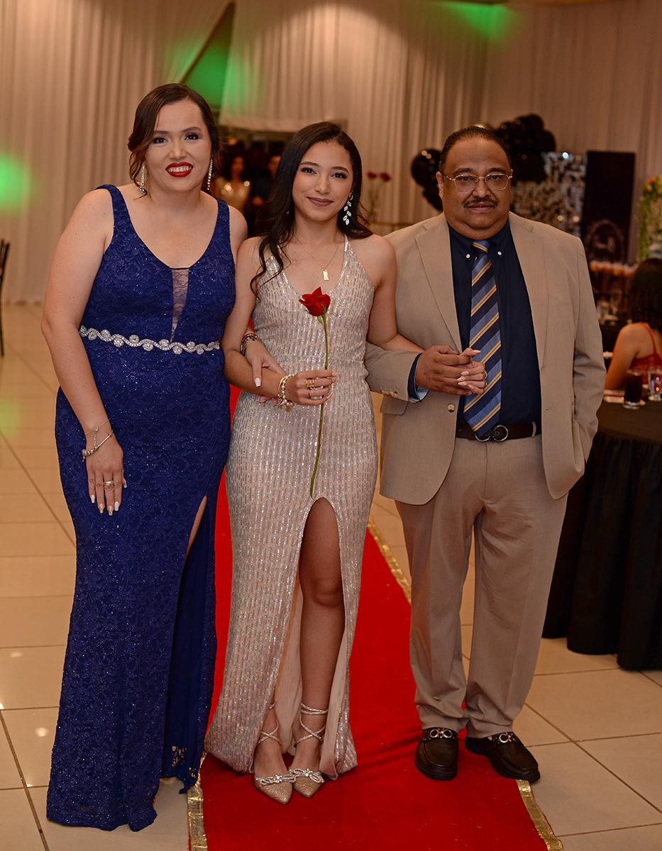 Desfile padres e hijas de la prom 2024 del Instituto María Auxiliadora