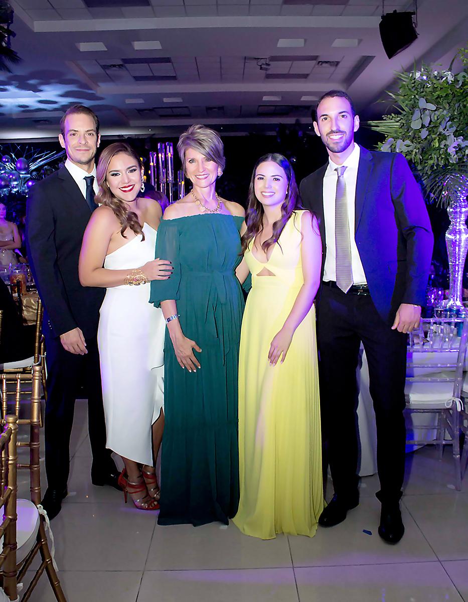 Ezio y Nicolle López, Claudia Camiciottoli, Alejandra Mendoza y Andrés López.