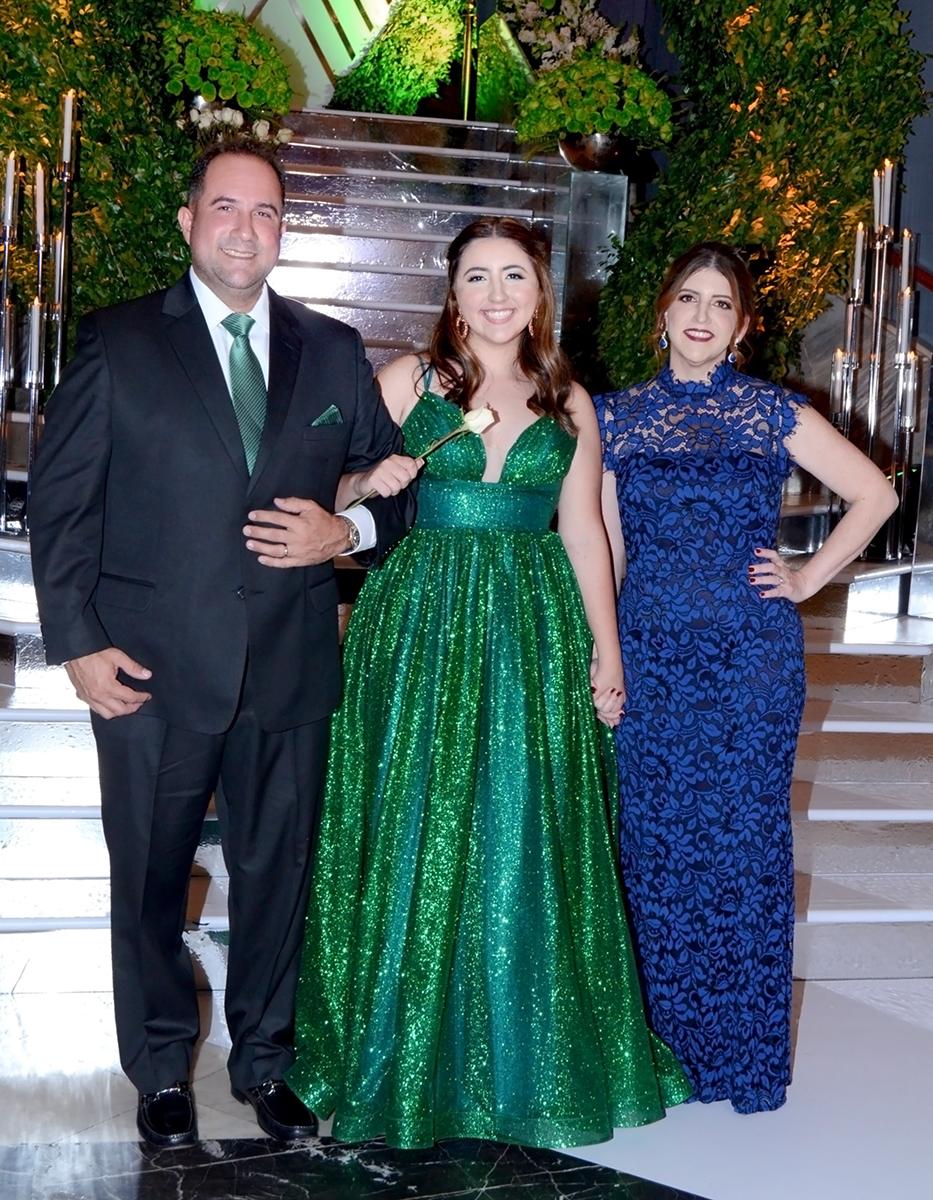 Douglas y Camila Vijil con Karla Massou