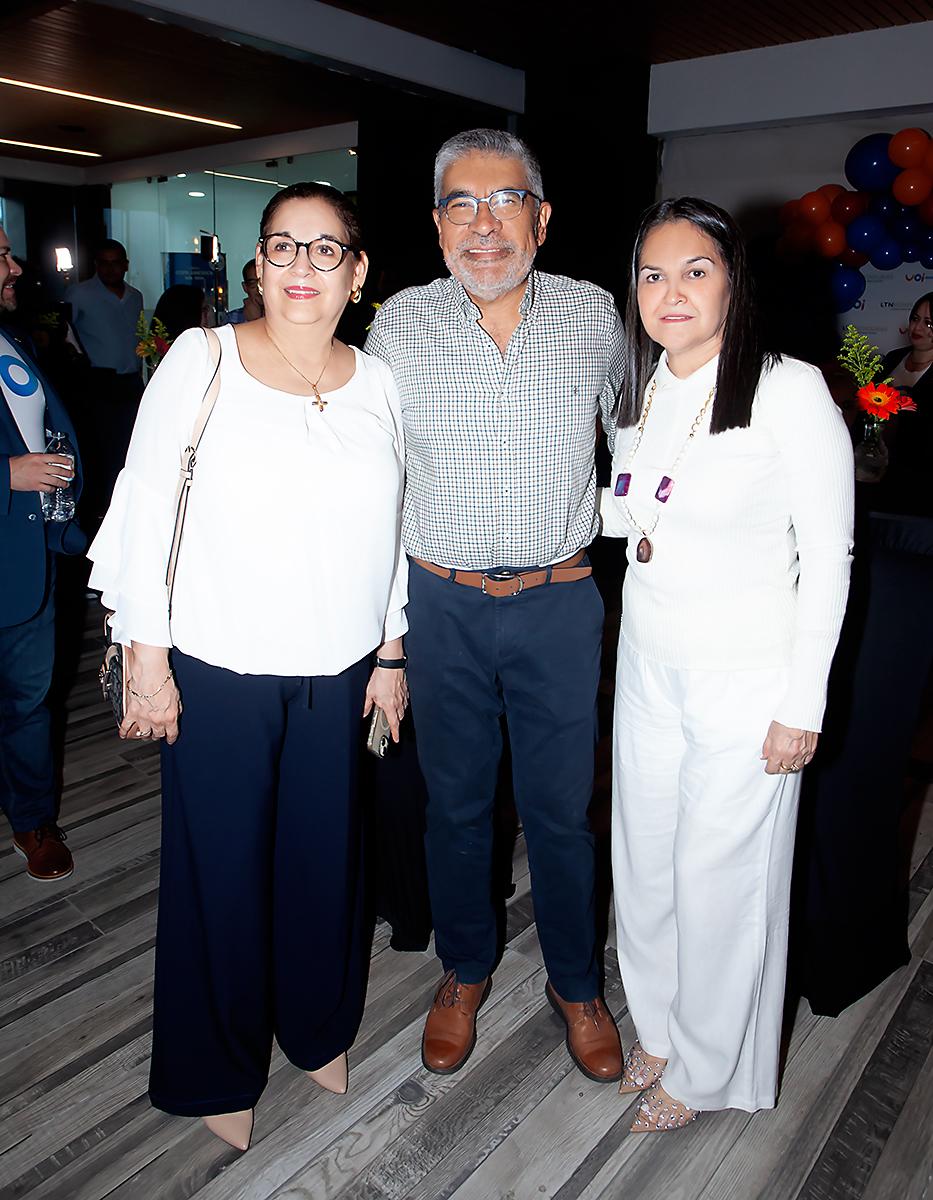 Vilma Servellón, José María Palacios y Alina Servellón
