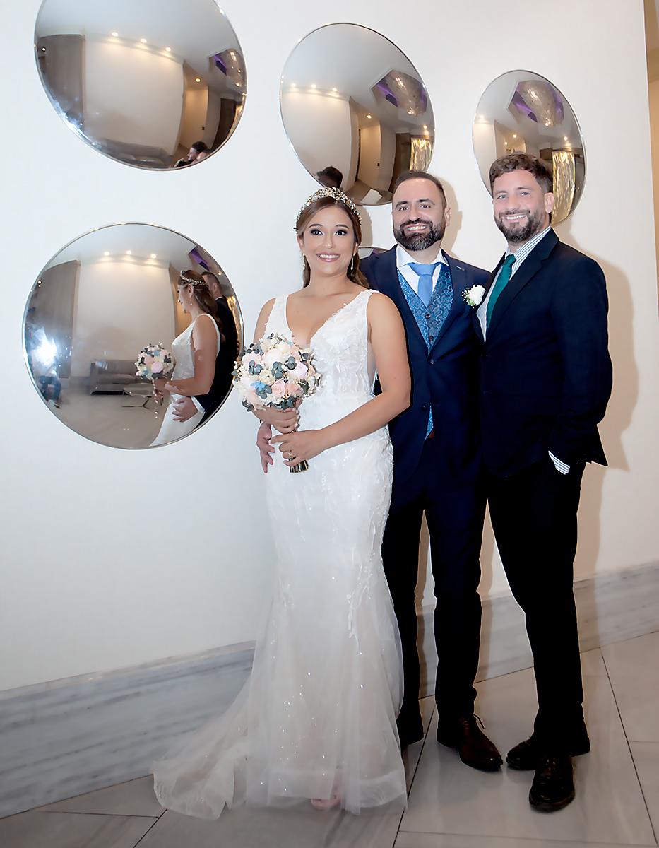 Sully y Emannuel con su padrino de bodas David Ripaldo.