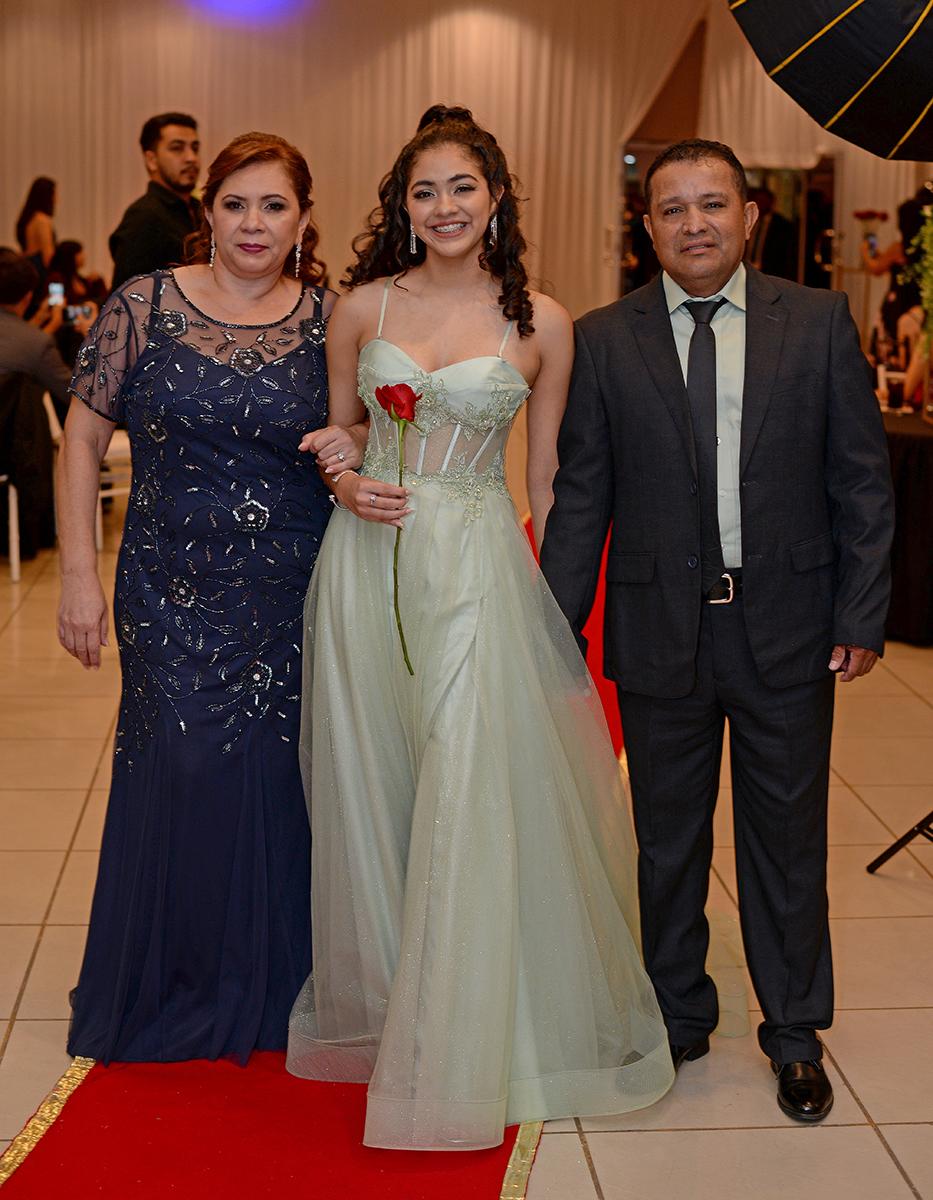Desfile padres e hijas de la prom 2024 del Instituto María Auxiliadora
