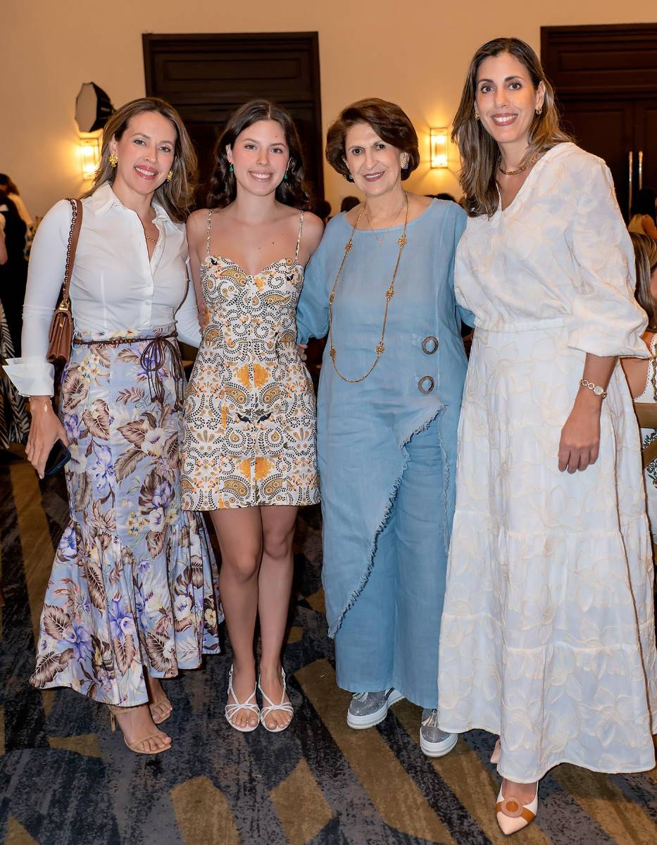 Joan de Larach, Kristiane de Facussé, Emilia de Saybe y Karla Larach. 