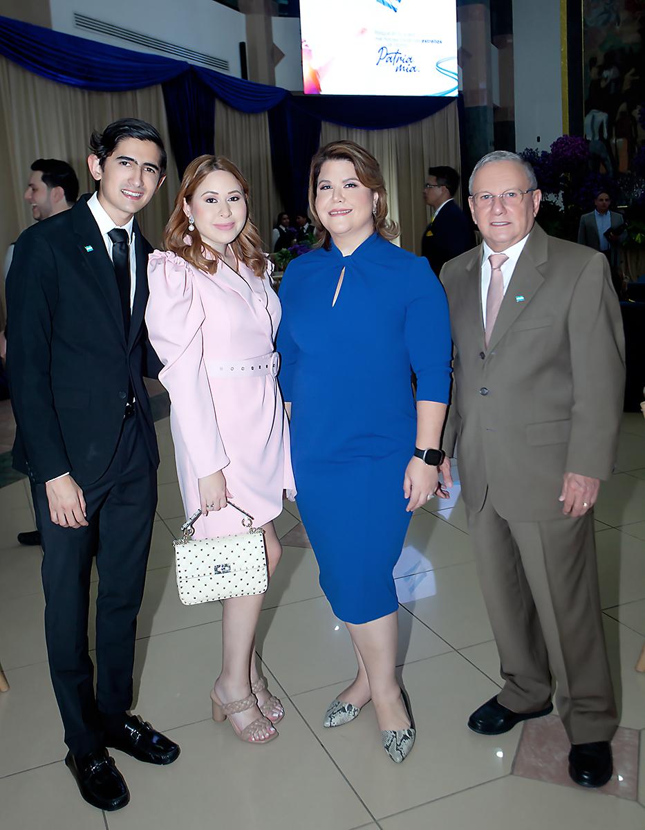 Orlando Merino, Michelle Valladares, Melina Valladares y Óscar Galeano.