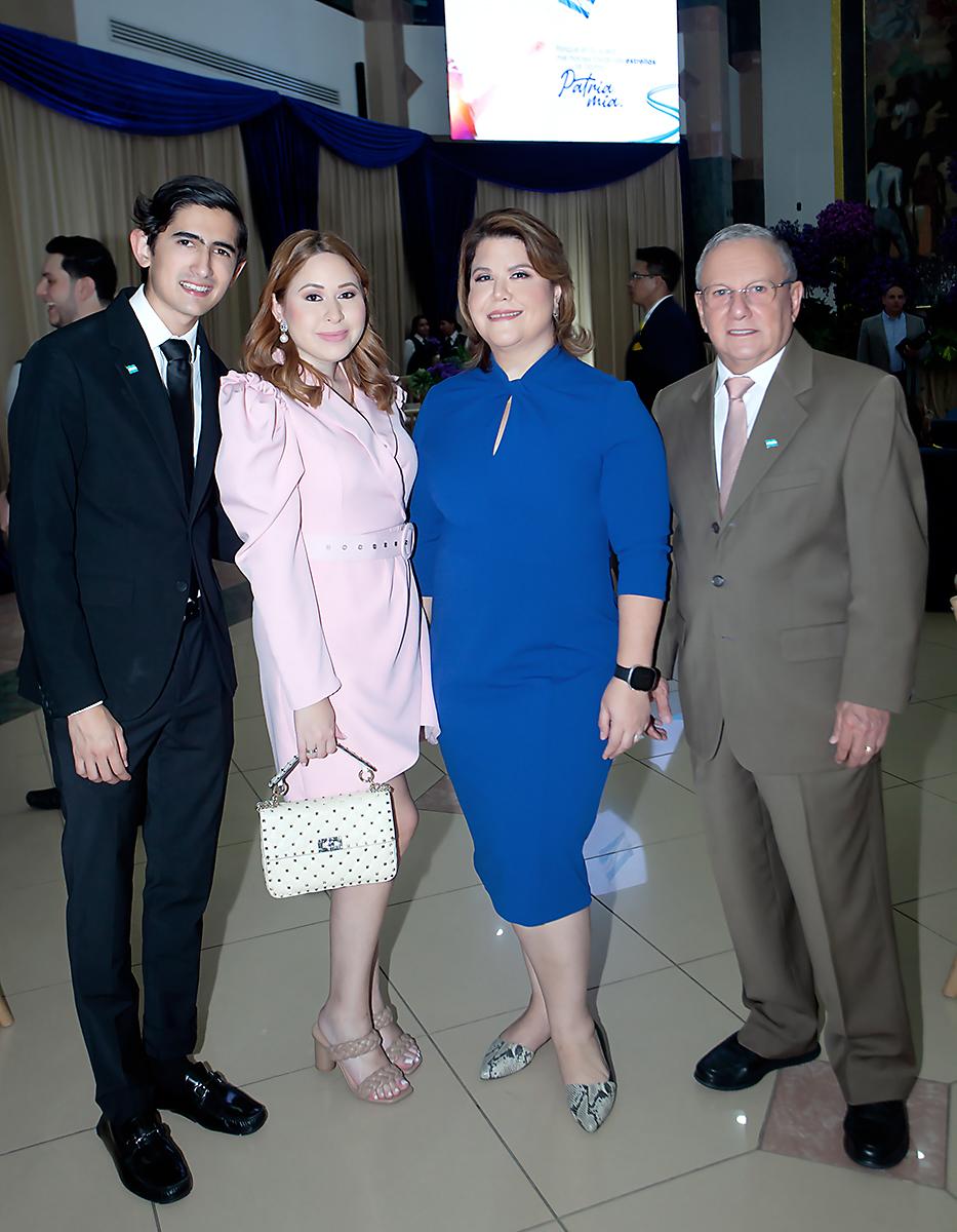 Roger Valladares recibe homenaje de Banpaís