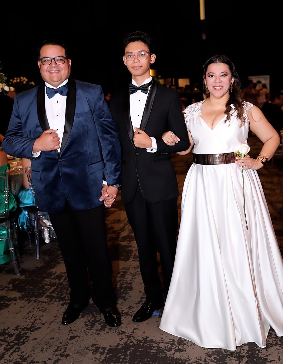 Héctor Ruíz, Paolo Ruíz y Karla Valladares.