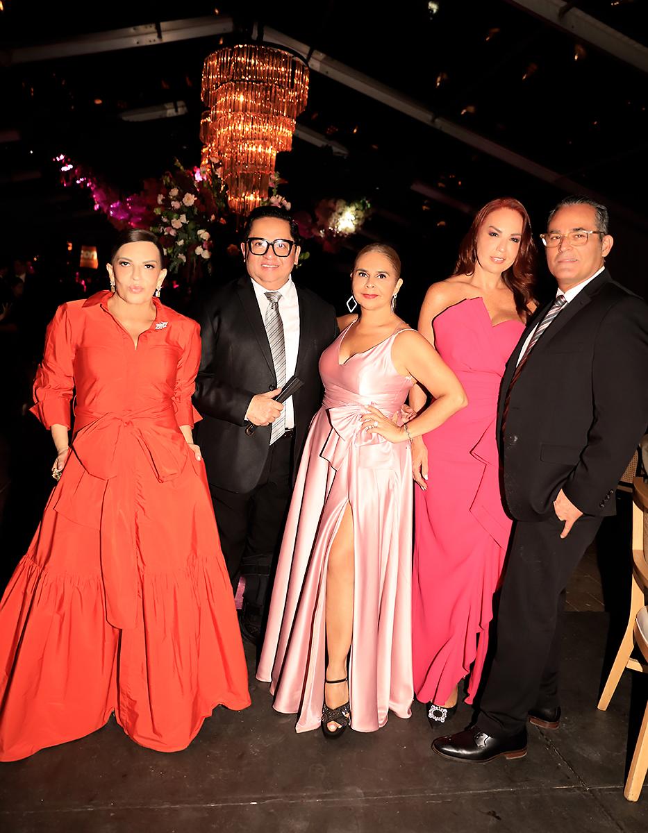 Blanca Bendeck, Miguel Chong, Diana Lampman, Vicky Batres con Rosa y Mirko Cuculiza
