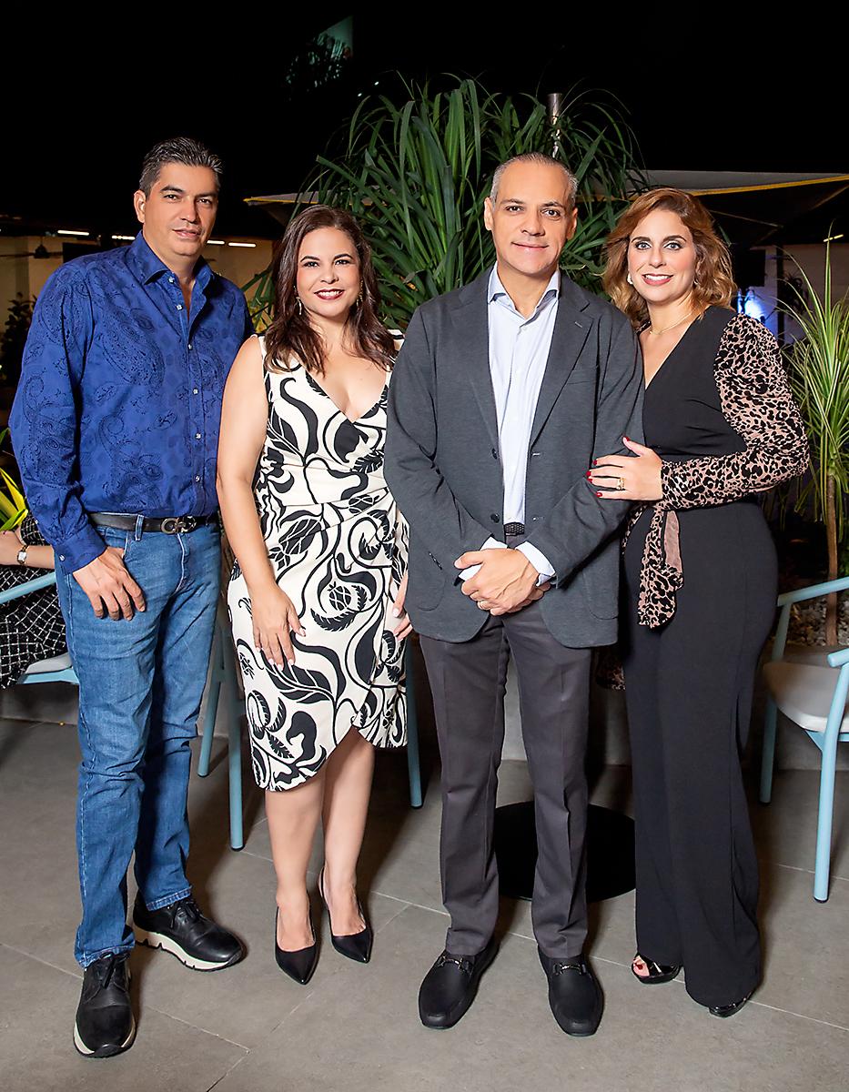Alejandro Matta y Dina Bendeck con José y Suad Boadla.
