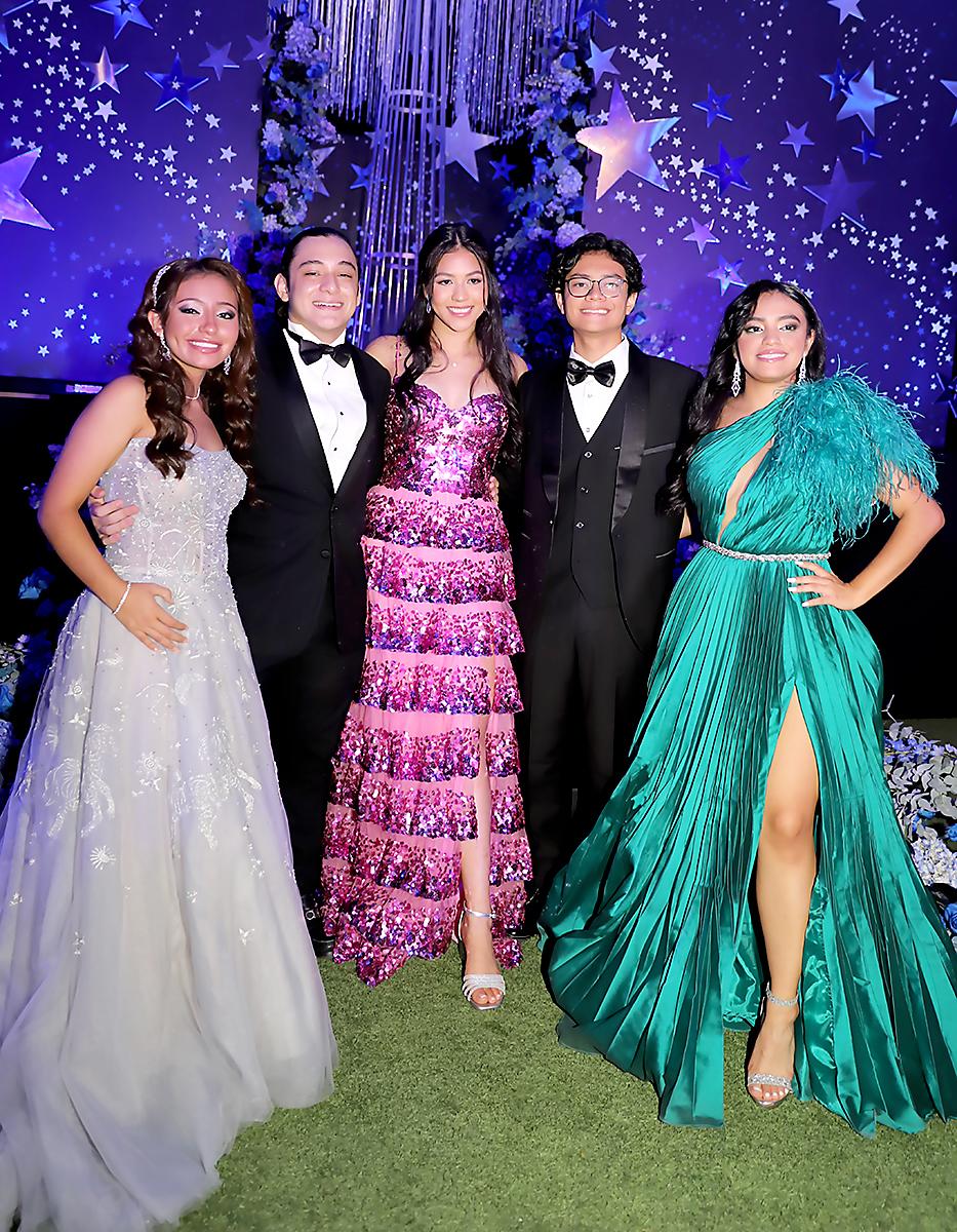 Una noche bajo un escenario llena de estrellas y luces disfrutaron su prom night los seniors de la Acedemia Los Pinares, quienes cerraron con broche de oro su último año escolar. Raquel García, Hugo Sierra, Hanny Shen, César Santos y Jimena Sánchez.