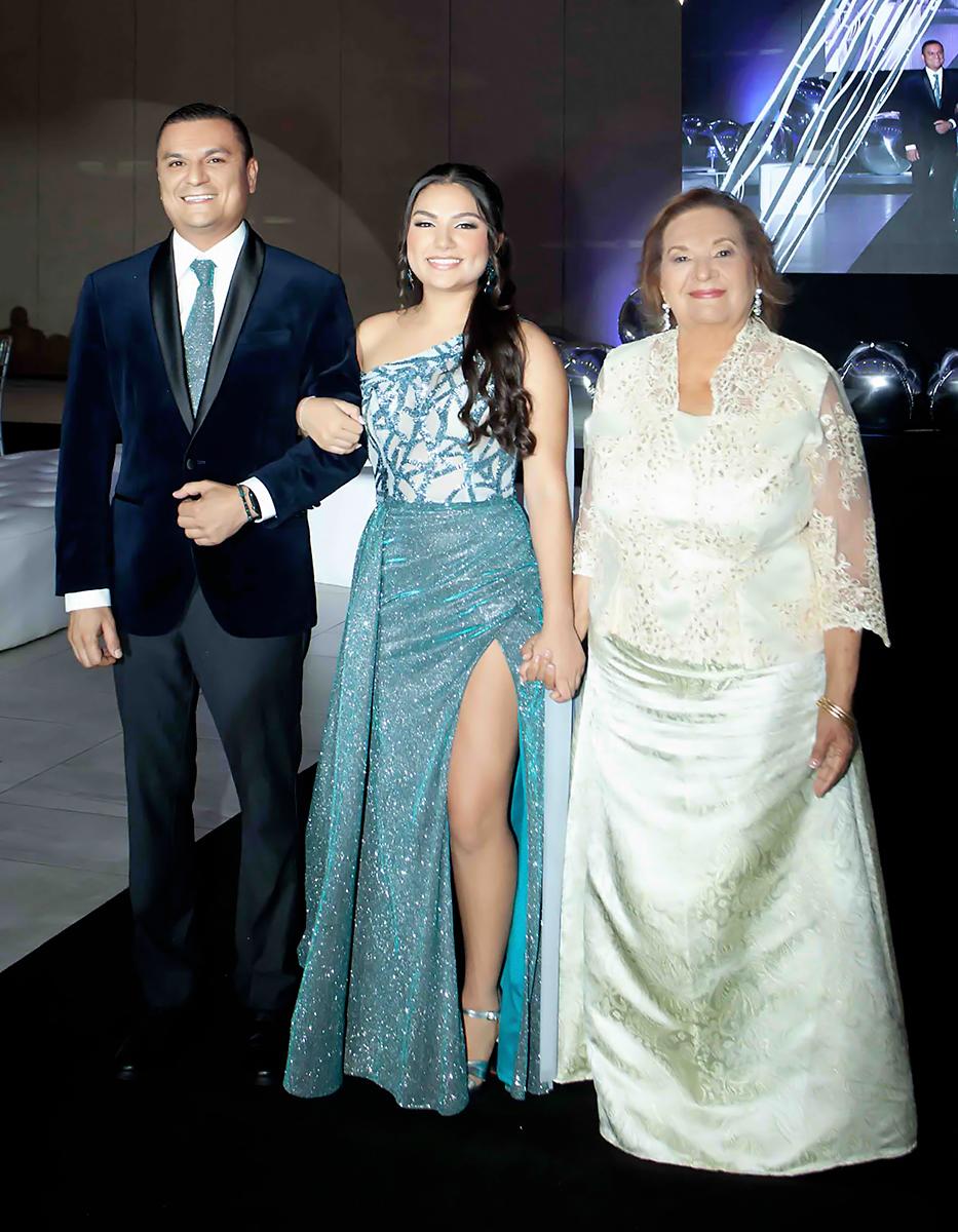 José y su hija Génesis Ríos con su abuela Martha Sander.