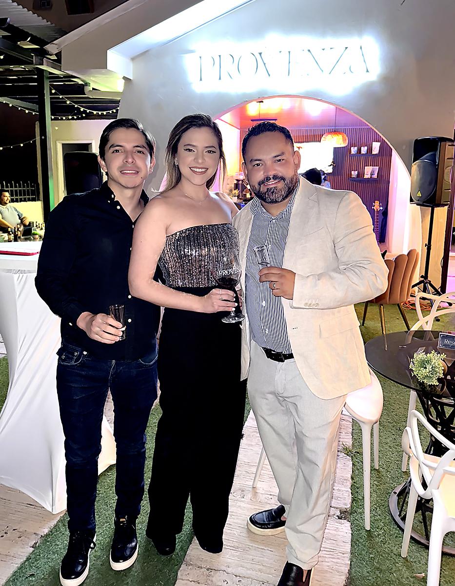 Provenza celebró su primer año regalándonos una velada inolvidable llena de sabores y momentos mágicos. En su aniversario, los invitados disfrutaron de una exclusiva cata de vinos guiada por la talentosa Ana Lee López, seguida de una fiesta espectacular que combinó platillos exquisitos, tragos únicos y un ambiente encantador.
