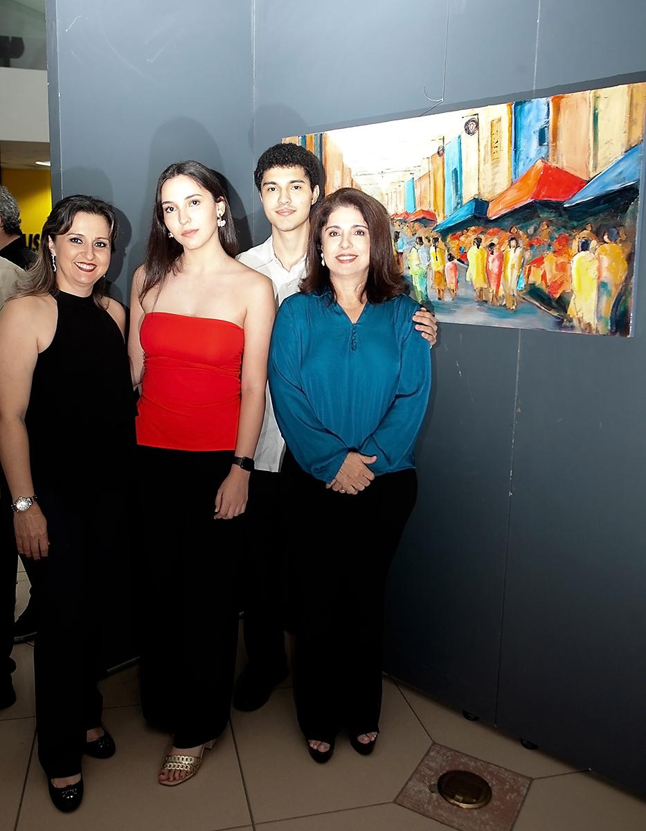 Waleska Lara con María Belén, Sebastián Barahona y Giovanna Lara.