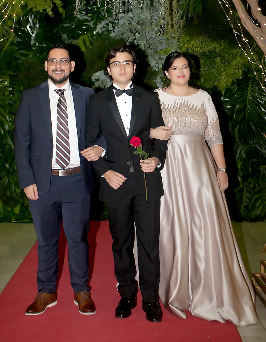 Sebastián Zavala con sus padres Gerardo Zavala y Socorro Rendón.