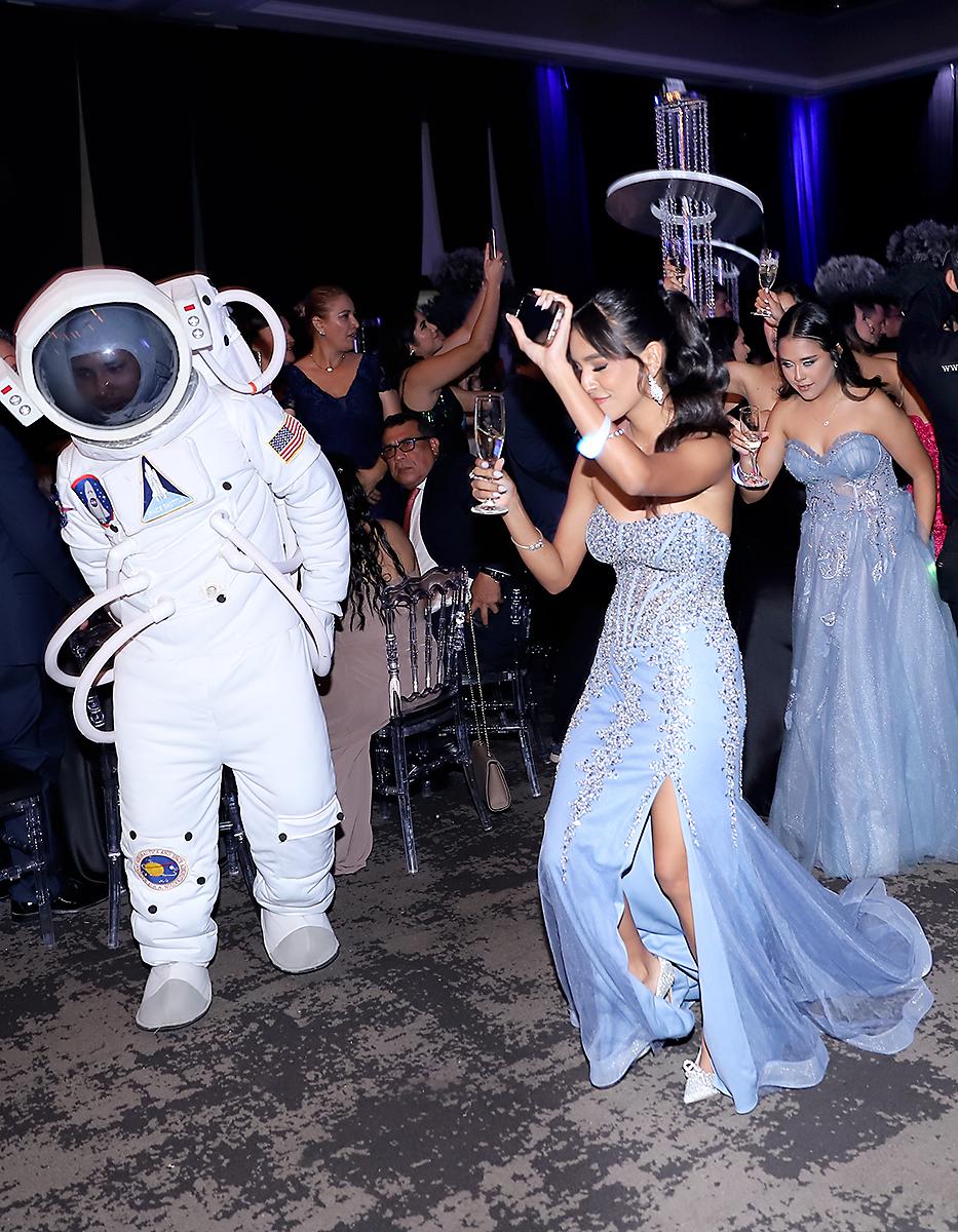 Arianne Marie Pérez en la entrada triunfal de los seniors al salón, junto a personajes de Chepe Show