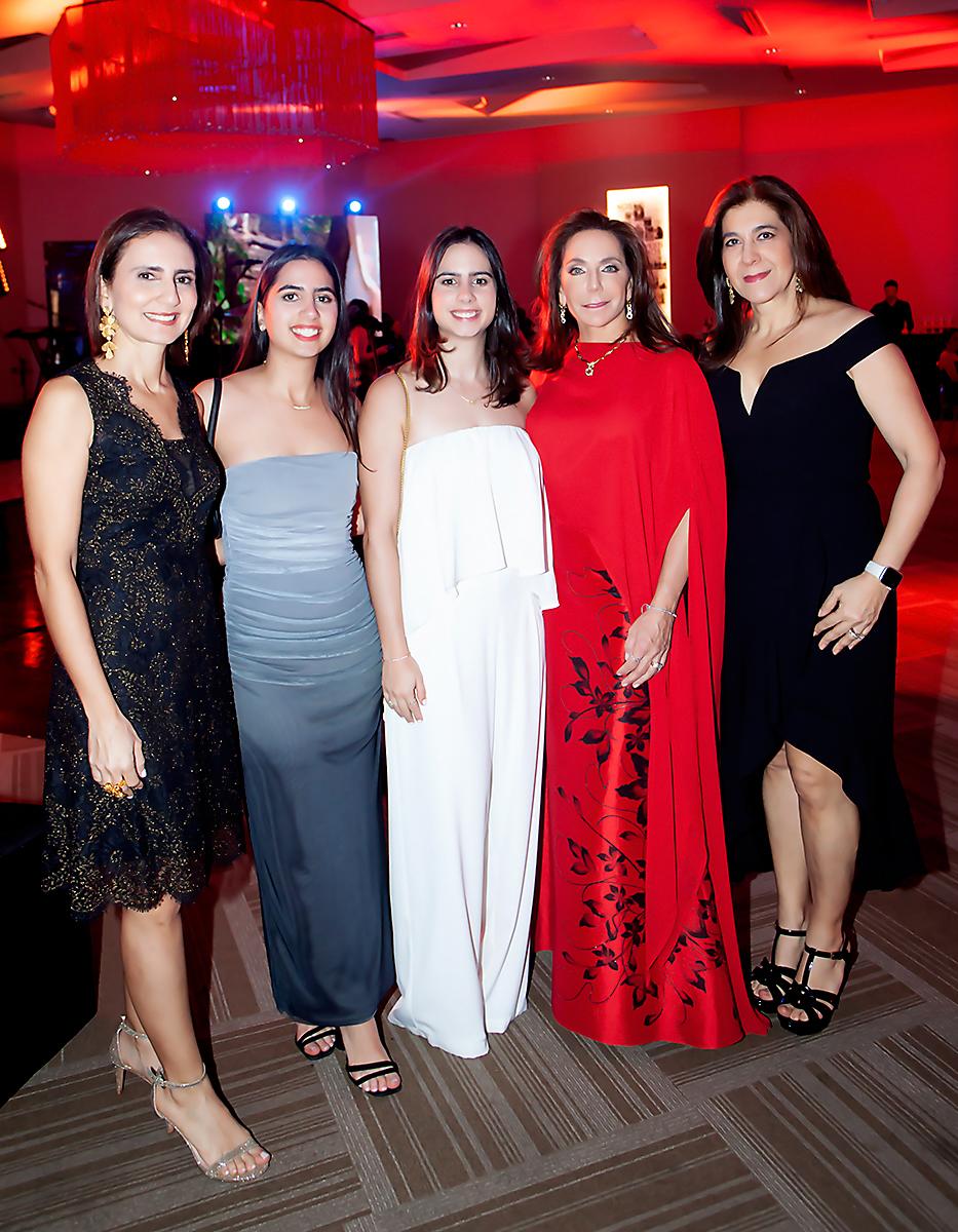 Nicole, Sandra y Giselle Canahuati.