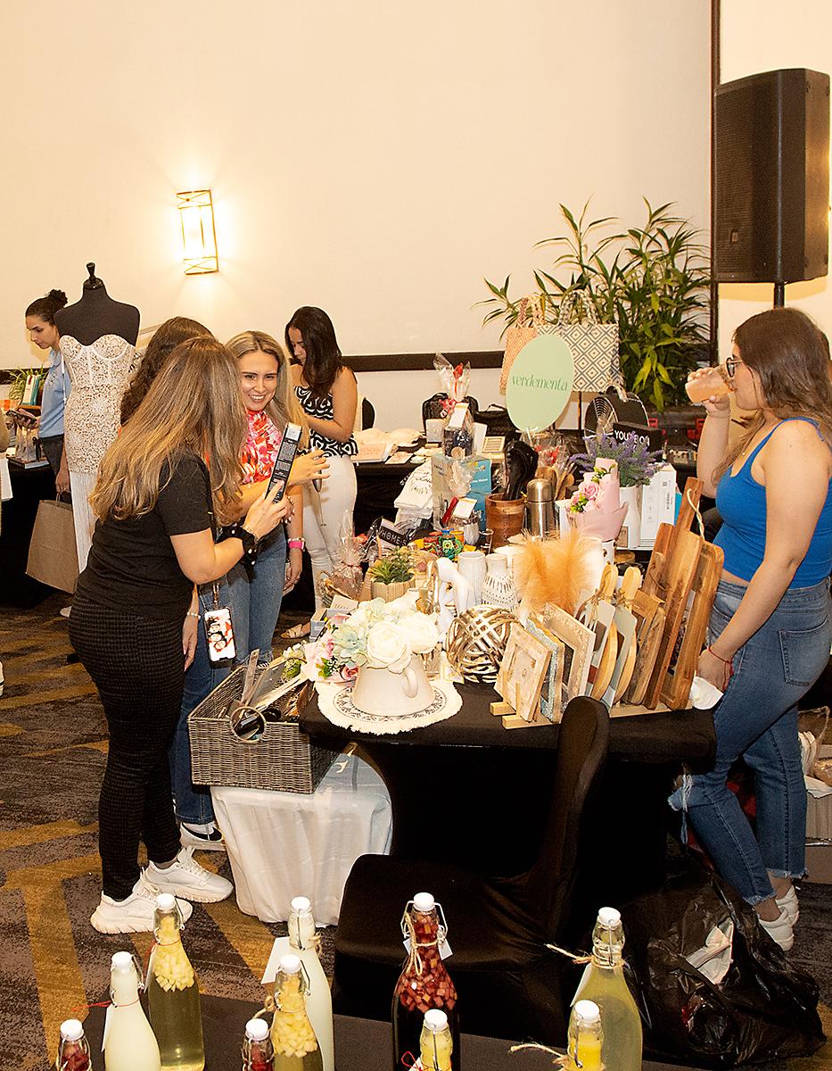 Visitantes al Mother’s Day Pop-Up Shop.