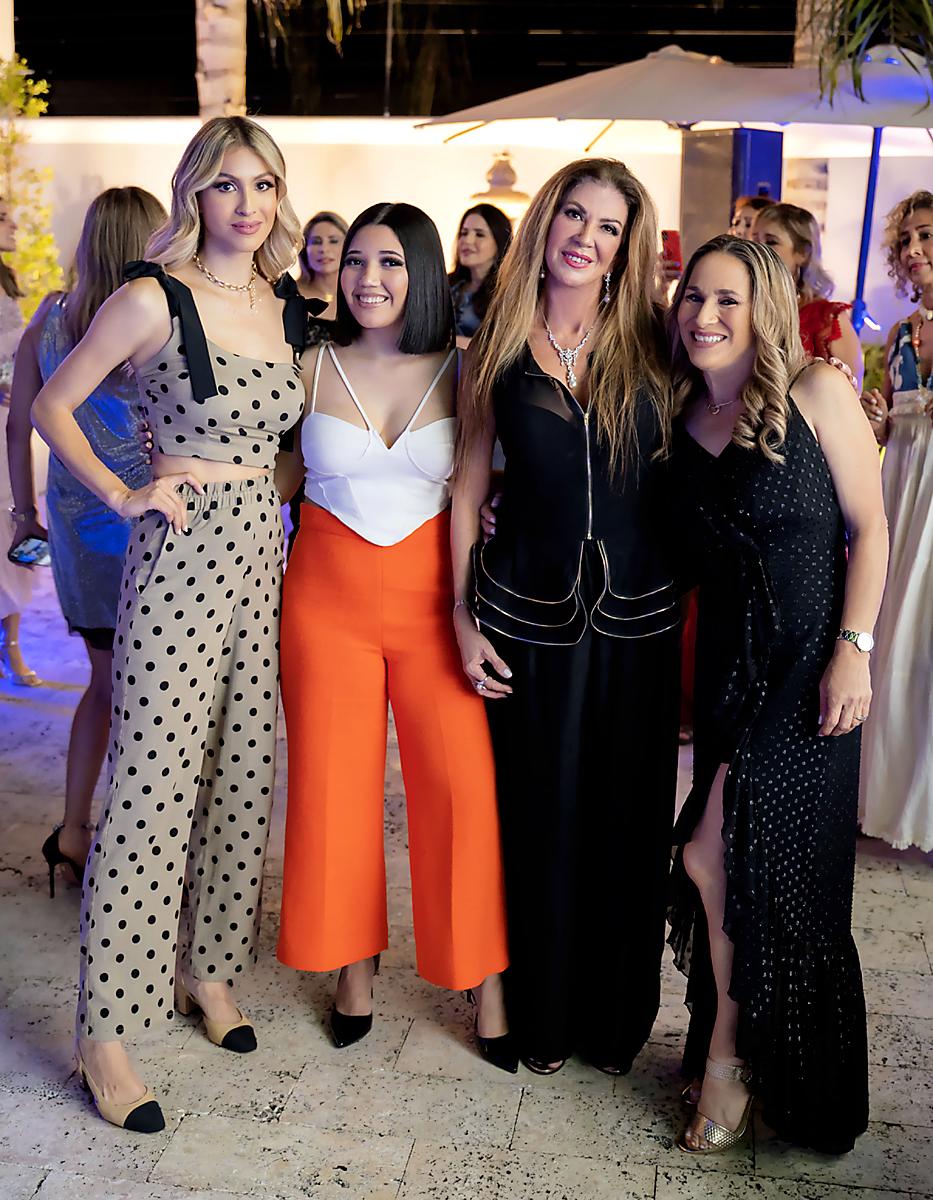 Rosyl Mejia, Isabella Budde, Carmen Chahin y Carmen Ruiz.