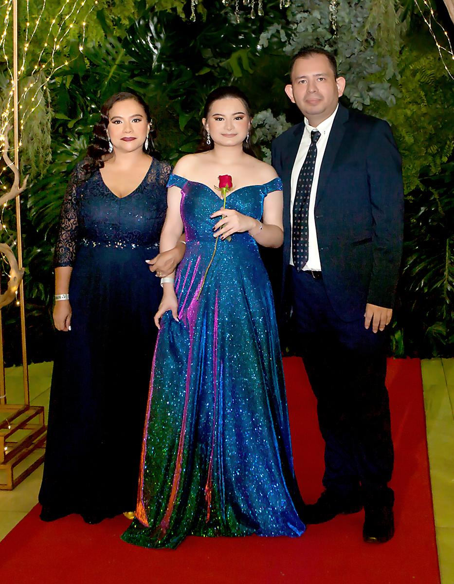 Allyson Padilla, con sus padres Roberto y Allyson Padilla.