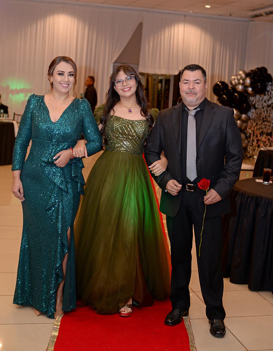 Desfile padres e hijas de la prom 2024 del Instituto María Auxiliadora