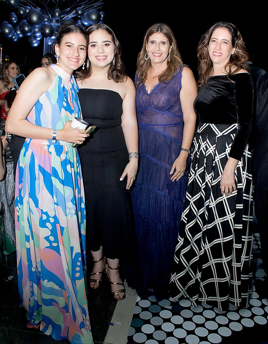 Biana y Natalia Larach con Natalia Kafati y Carolina Larach.