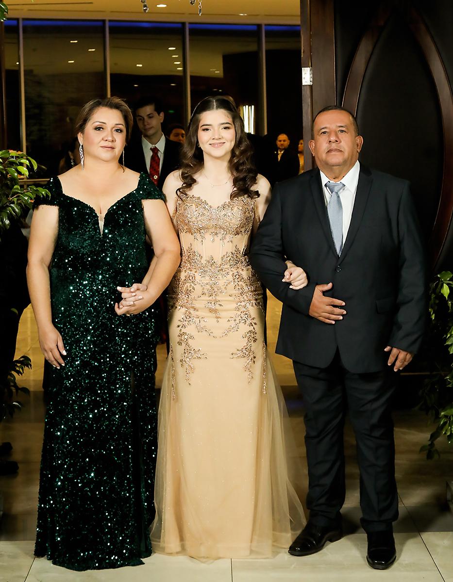 Desfile padres e hijos de la prom 2024 del Instituto Experimental La Salle