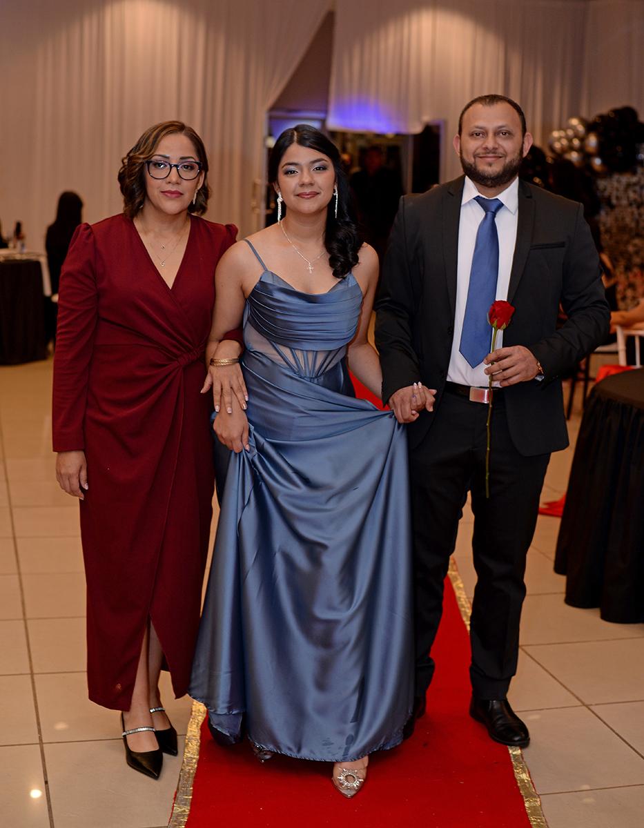 Desfile padres e hijas de la prom 2024 del Instituto María Auxiliadora