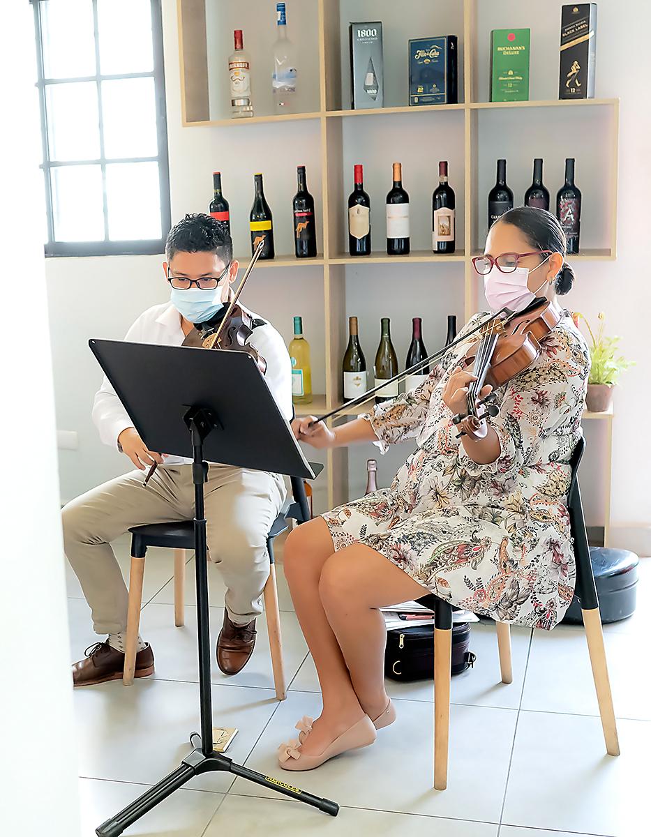 El dúo A-priori alegró el ambiente con sus interpretaciones de violín.