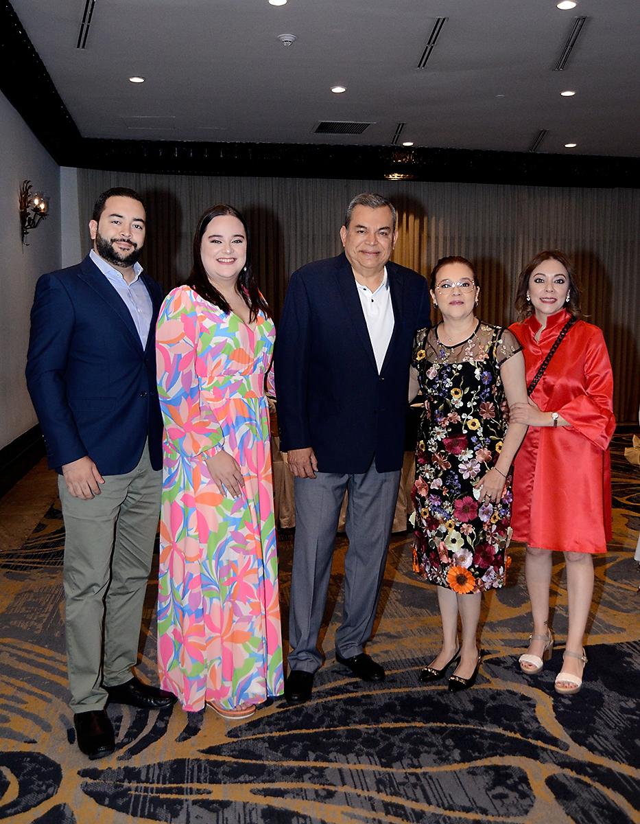 Enrique Ortez III, Eva Ortez, Enrique Ortez II, Perla Otero y Tirza Otero.