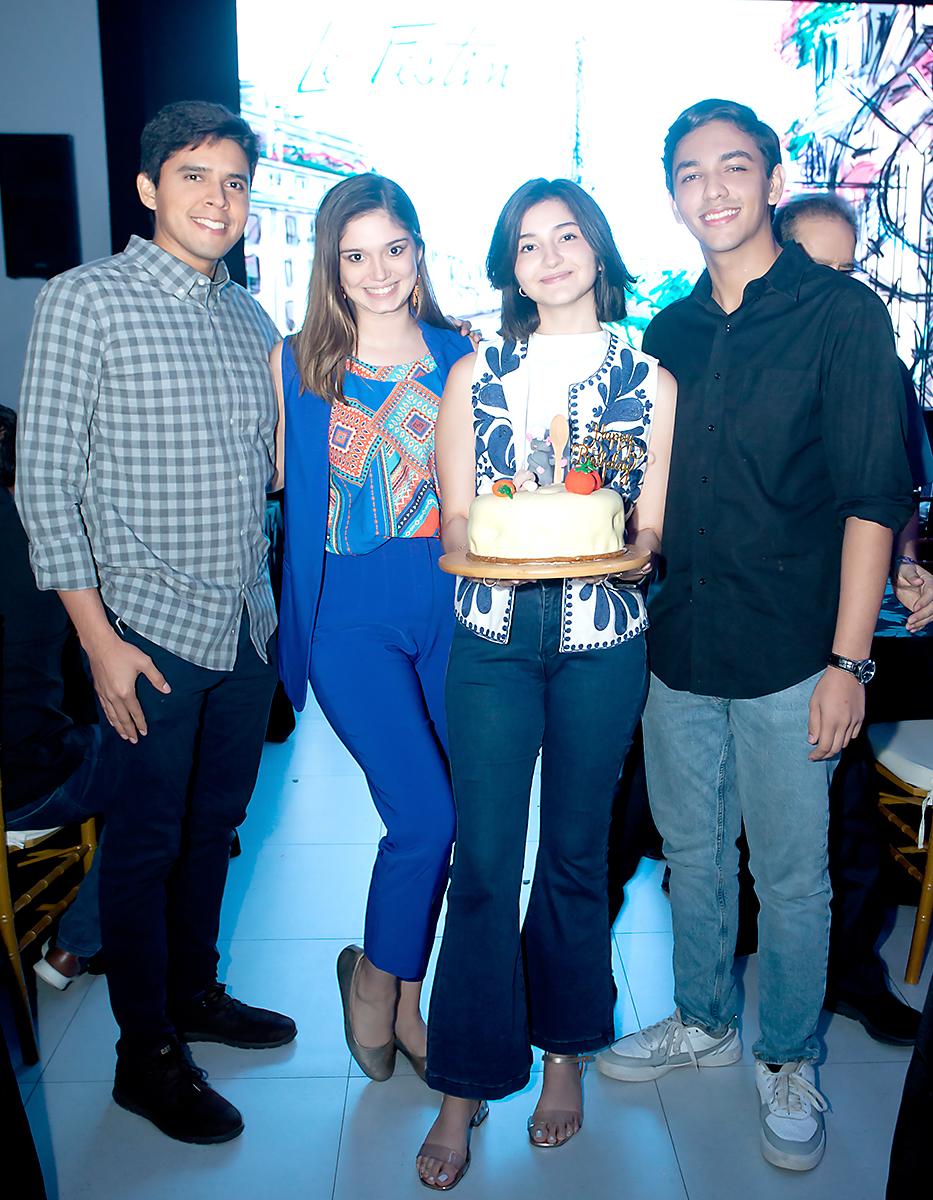  Gabriel Espinoza, Daniela Naranjo, la cumpleañera Belén Naranjo y Andrés Duarte.