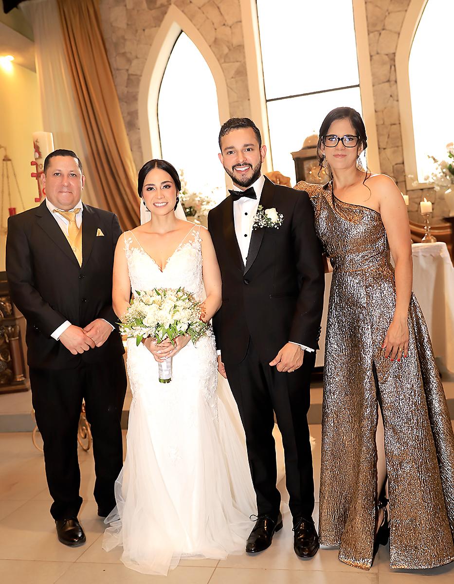 Los novios acompañados de sus padrinos Jorge Farach, y Pamela Suazo - Farac