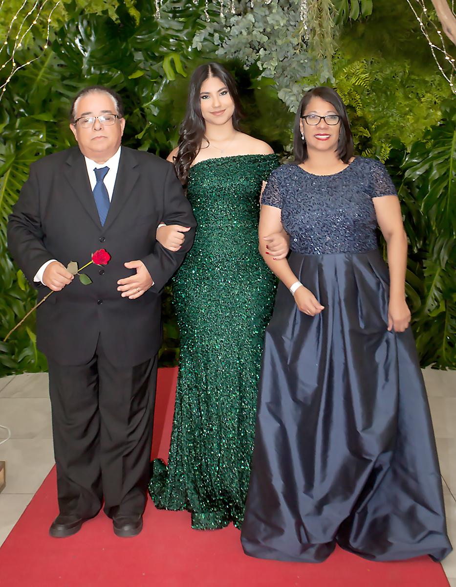 Miranda Ramos con sus padres.