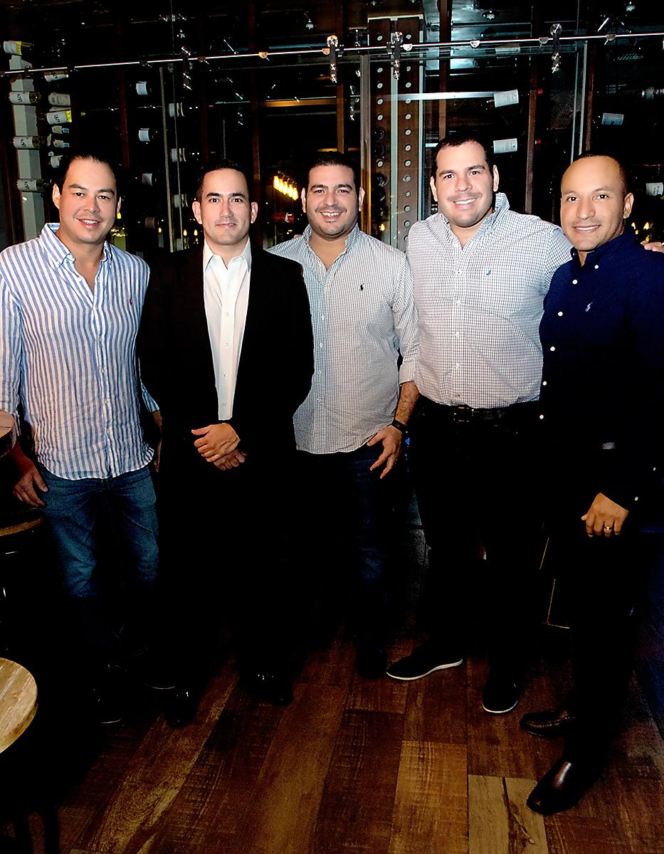 Iván García, Rene Suazo, Héctor y Fernando Turcios con Santos Roque.