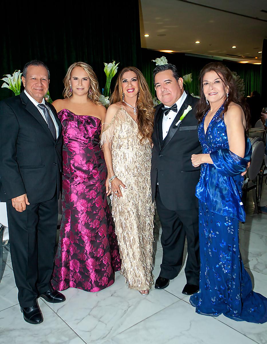 Johny, Vivian, Carmen y Geovani Chahín con Jeny Oreti.