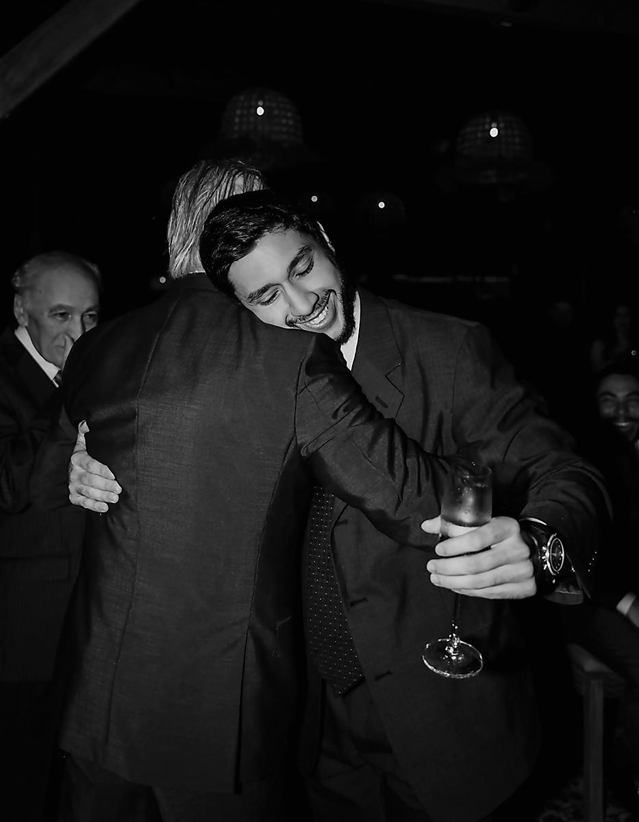César Robelo, abraza a su suegro Gerardo González. 