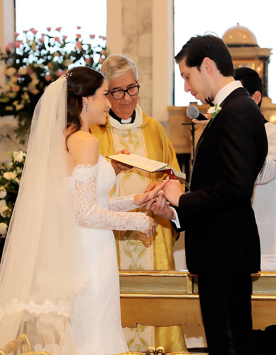 Al momento de colocarle el anillo el feliz novio como señal de compromiso.