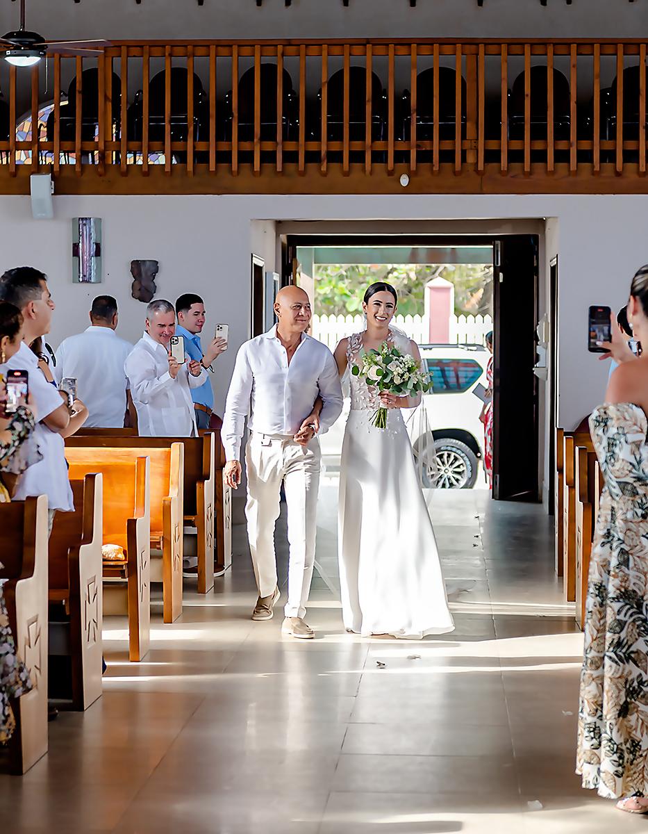 Junio Dean Marsan y su hija Stephanie camino al altar.