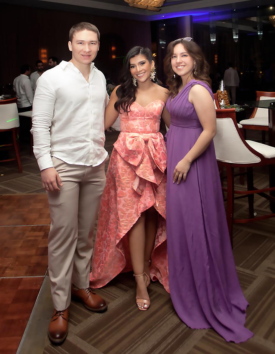 William Dox con Daniela Chávez y Alejandra Dox.