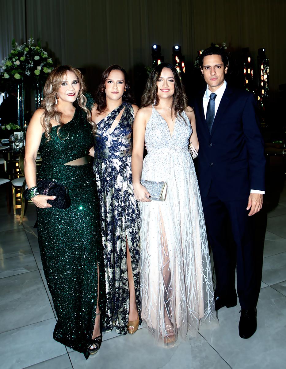 Jessenia Espinoza, Nicole Butto, Valery y Stephano Butto.