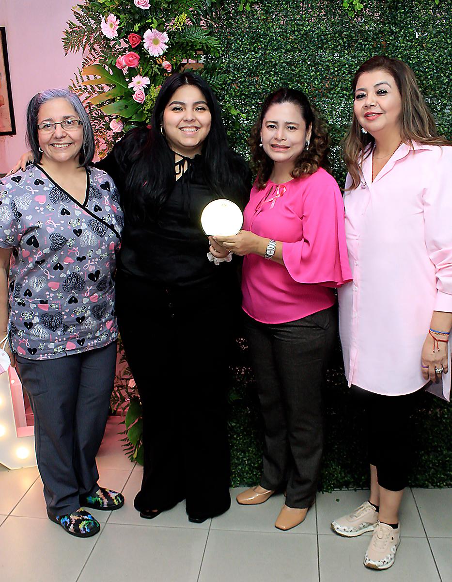 La doctora Suyapa Bejarano, Tania Orellana y Amalia Alachán de Revista Estilo con Lorena Alfaro del Comité Auxiliar de la Liga Contra el Cáncer