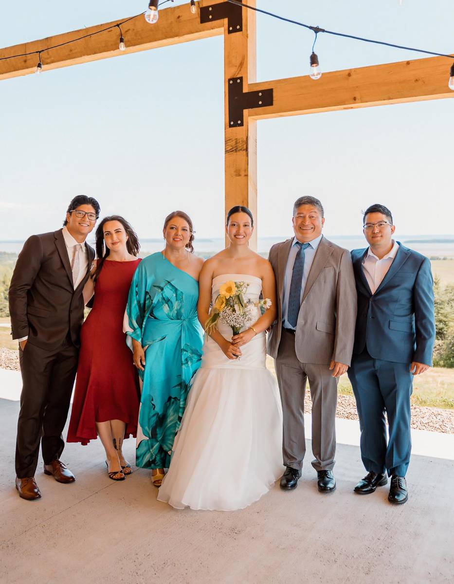 Essma Hassan con Sixto, Karla, María, Jorge, y Mauricio Hernández