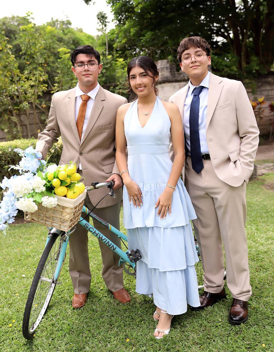 Adrian Sánchez , Paula Pineda y Elmer Montalván