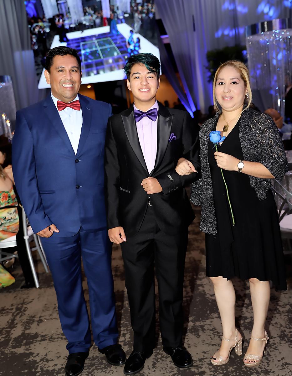 Tanek Darin Zúniga García con sus padres Daniel Zúniga y Tania García 