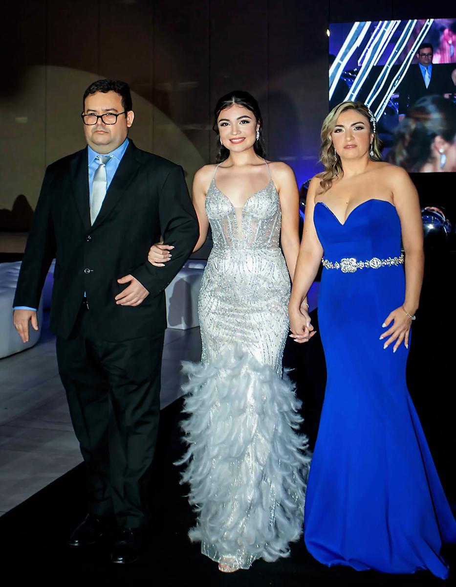 Victor, Adriana y Meliza de Martínez.
