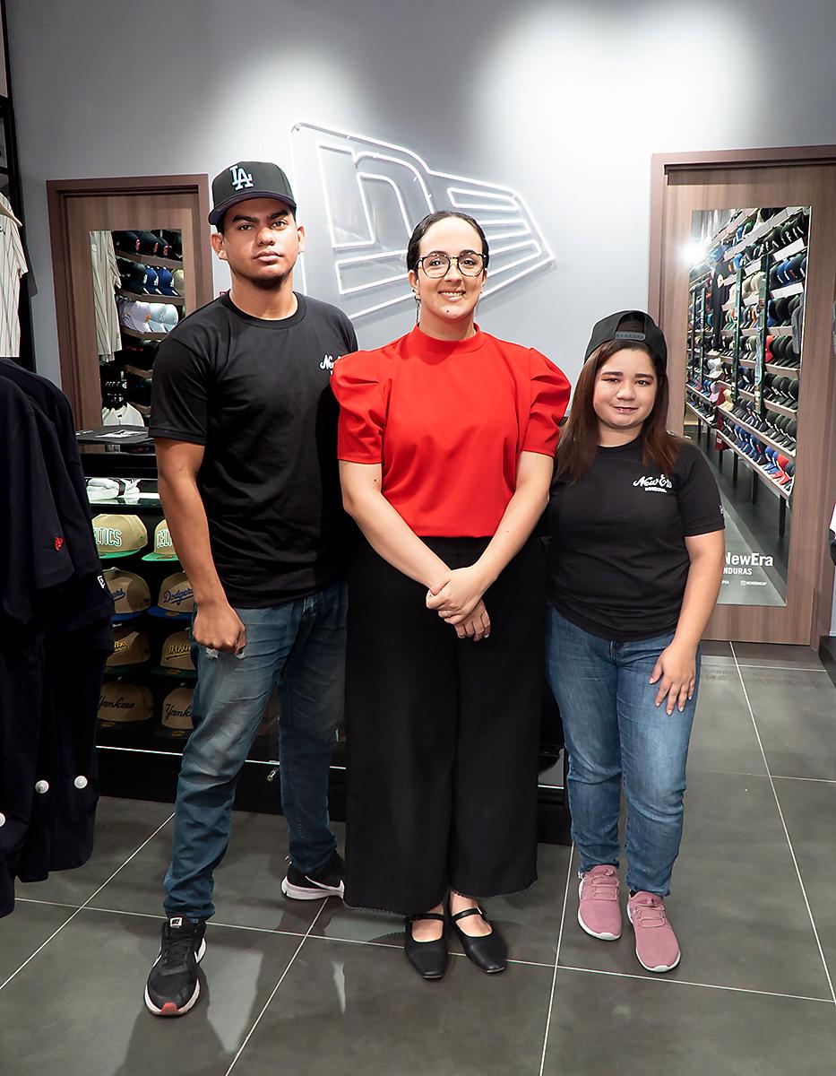 Colaboradores de la marca con Claudette Kattán, Jefe de Mercadeo de Multiplaza San Pedro Sula.