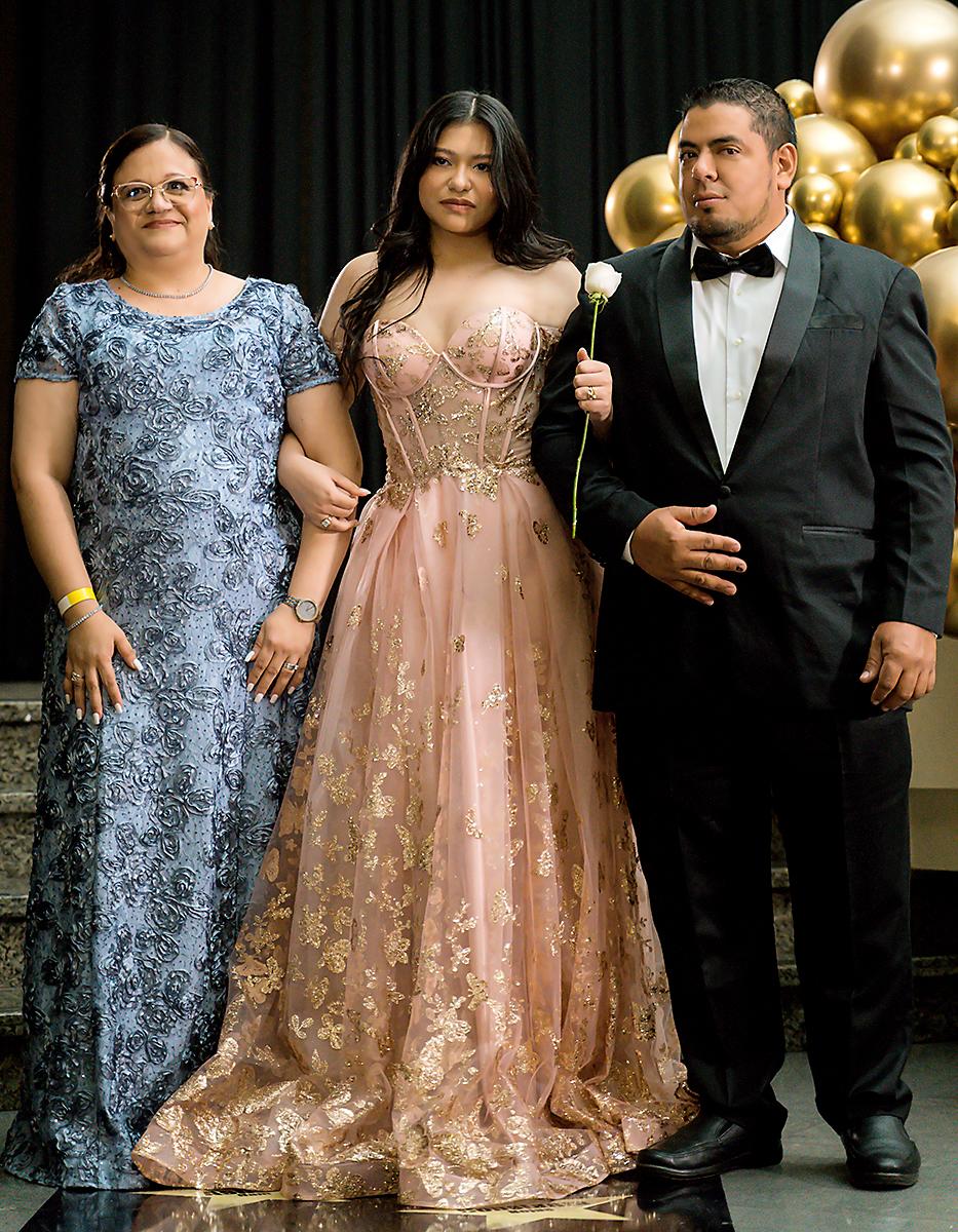 Desfile padres e hijos de la prom 2024 de IHCI Bilingual School